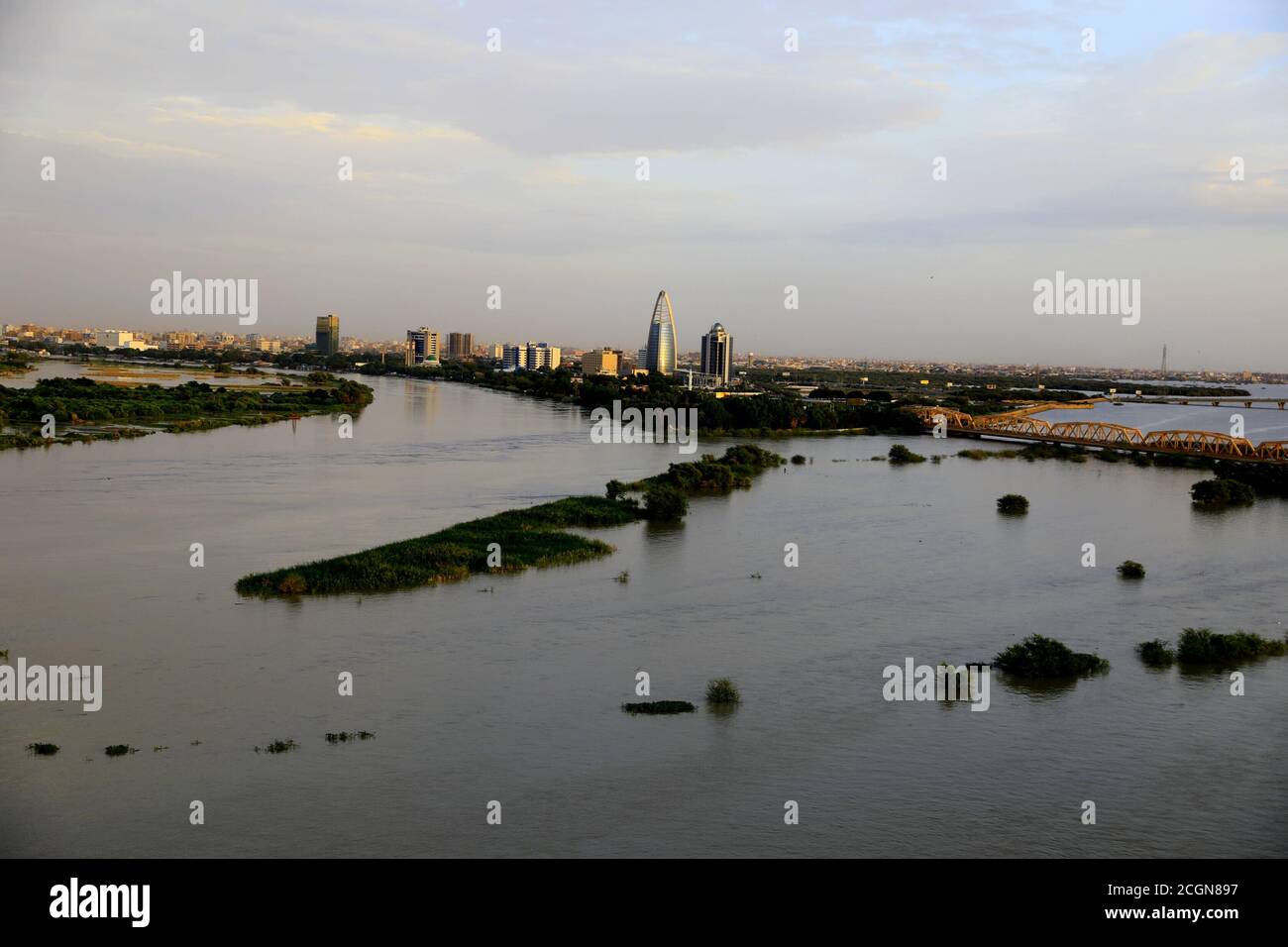 Khartoum, Sudan. 11 Settembre 2020. Il livello delle acque del Nilo vicino alla confluenza dei suoi due principali affluenti, il Nilo Bianco e il Nilo Blu, inizia a diminuire gradualmente dopo inondazioni senza precedenti a Khartoum, Sudan, 11 settembre 2020. Il Sudan è spesso testimone di inondazioni causate da forti piogge da giugno a ottobre. Credit: Mohamed Khidir/Xinhua/Alamy Live News Foto Stock