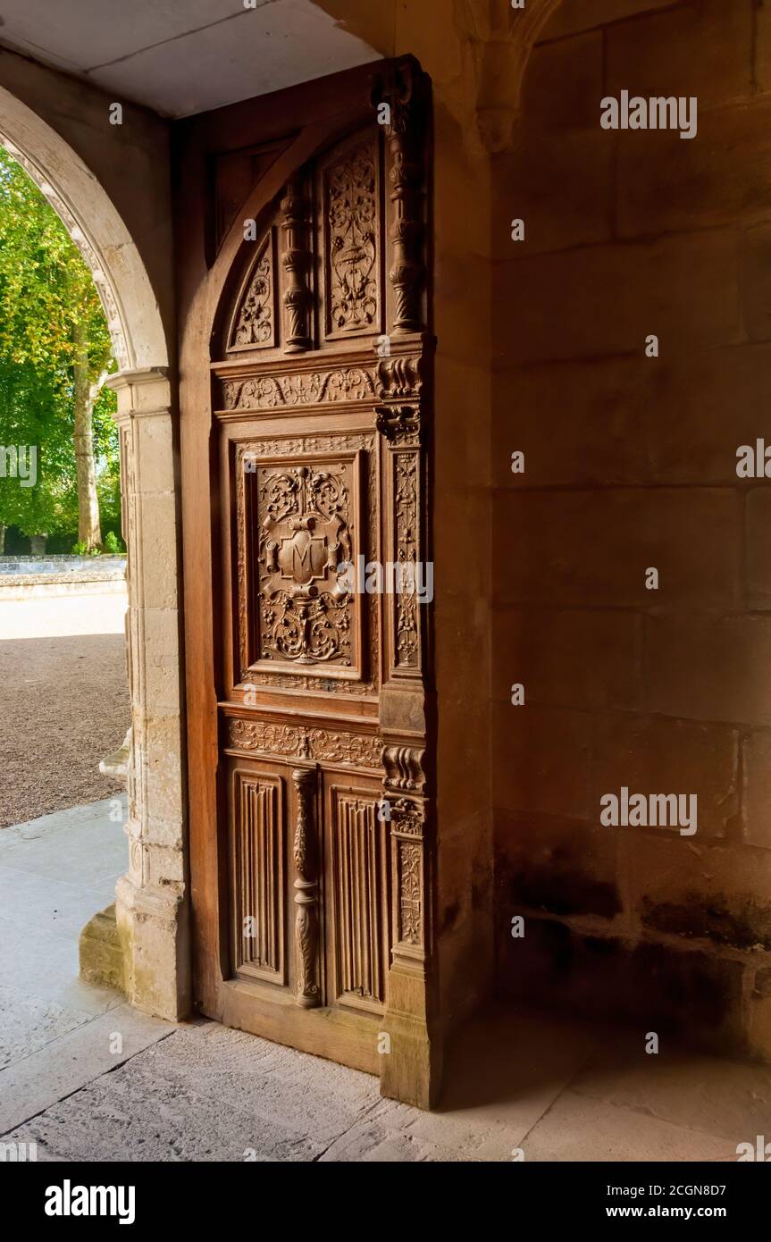Azay le Rideau, Francia - 30 ottobre 2013: Dettaglio della porta d'ingresso in legno intagliato al castello di Azay-le-Rideau in Francia. Foto Stock