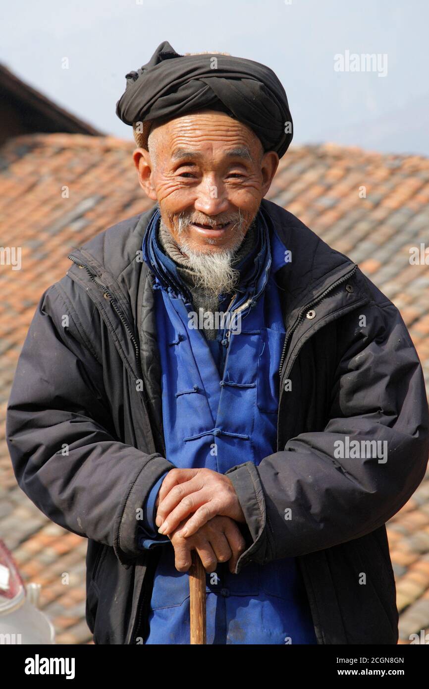 Anziano turbato uomo musulmano al mercato, città di Gubaolu, nord-est della provincia di Yunnan, Cina 26 dicembre 2006 Foto Stock