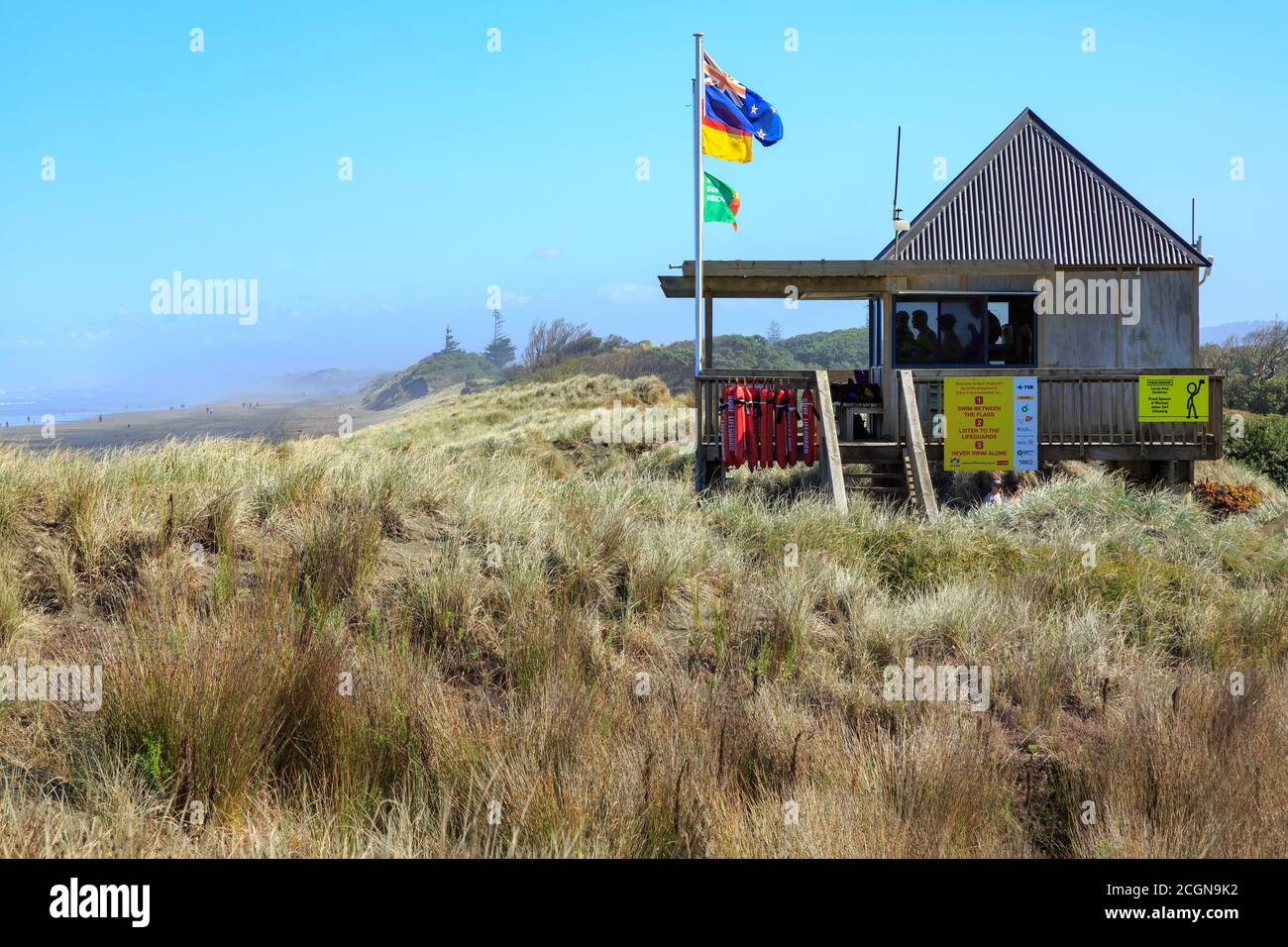 Una stazione di bagnino da surf nelle dune di Muriwai Beach, Nuova Zelanda Foto Stock