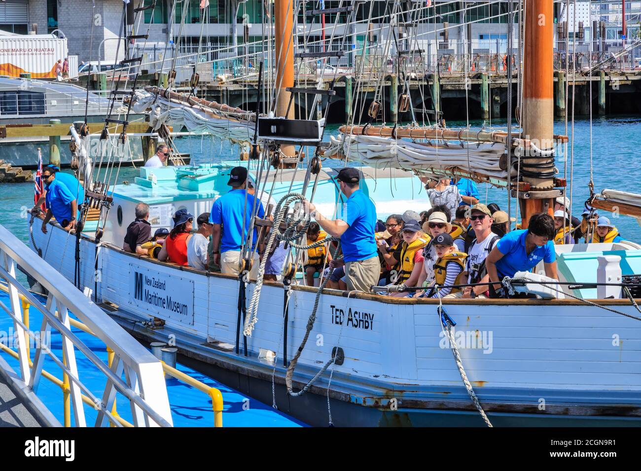 I passeggeri di una tradizionale nave a vela, la "Ted Ashby" del Museo Marittimo della Nuova Zelanda, si trovano in procinto di partire per una crociera nel porto. Auckland, Nuova Zelanda, 1/27/2019 Foto Stock