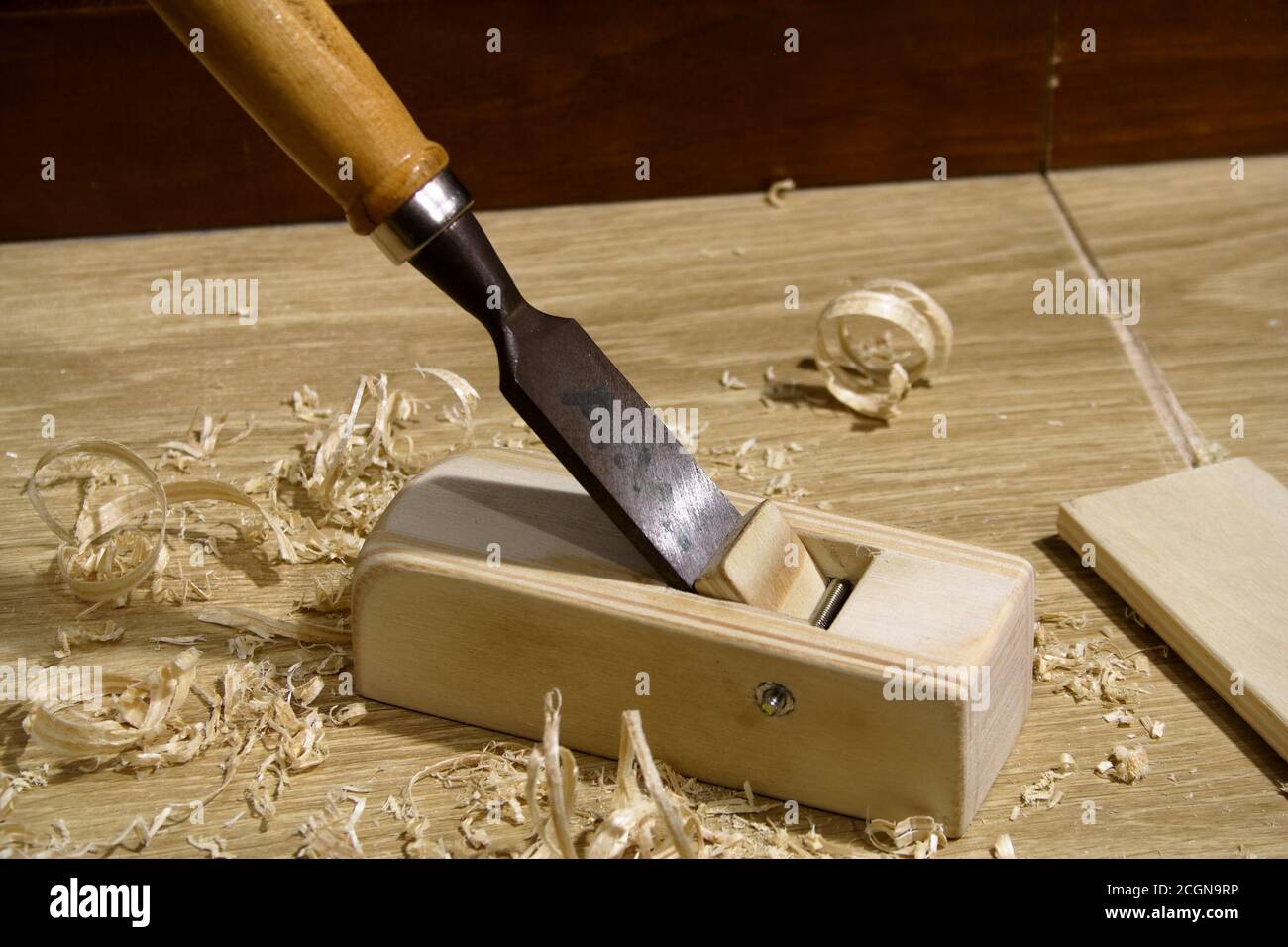Piano del blocco di lavorazione del legno fai da te utilizzando un scalpello Foto Stock