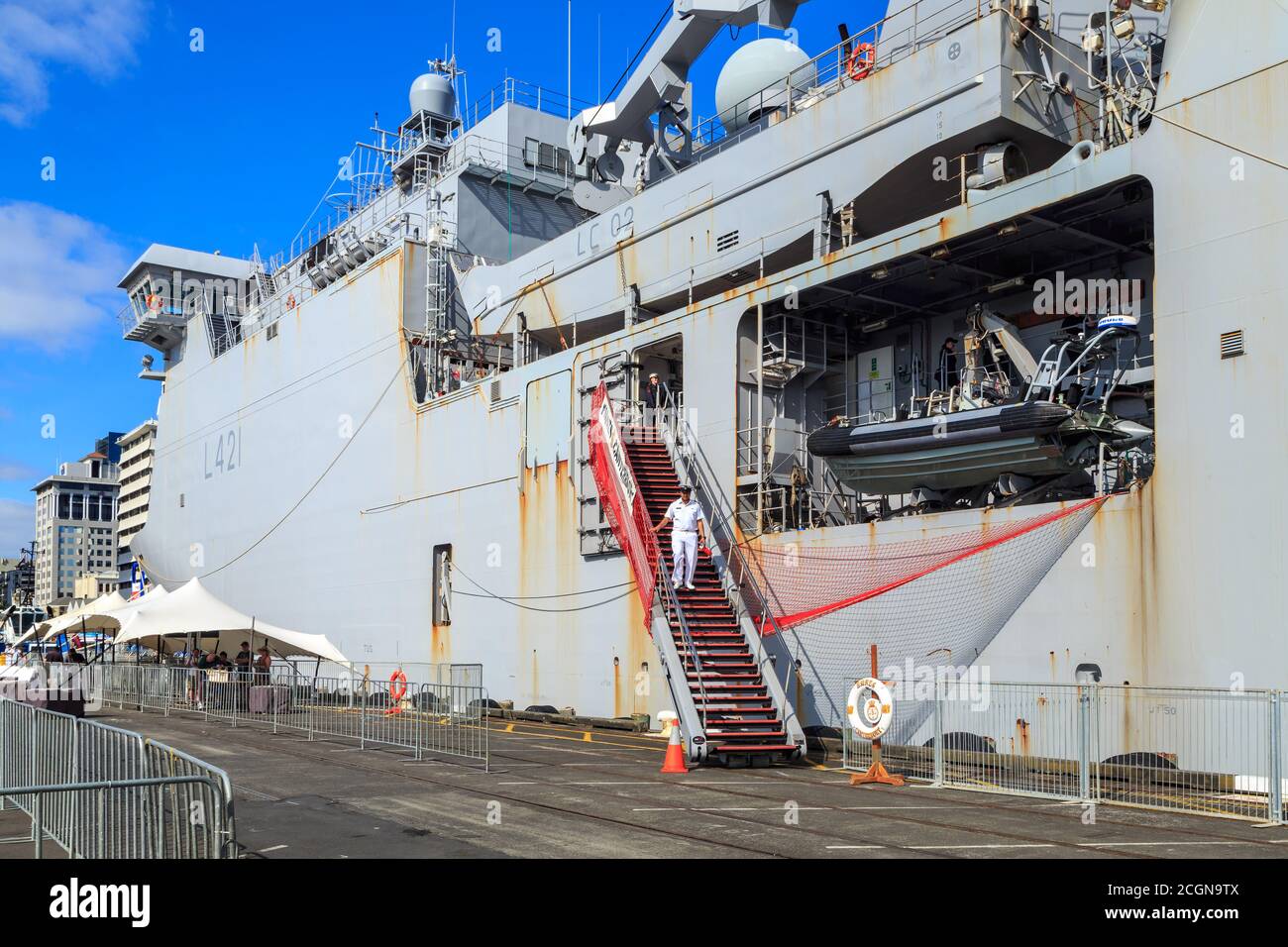 La nave multirruolo della Marina neozelandese HMNZS Canterbury attraccò al Captain Cook Wharf nel Porto di Auckland. Auckland, Nuova Zelanda, 1/25/2020 Foto Stock