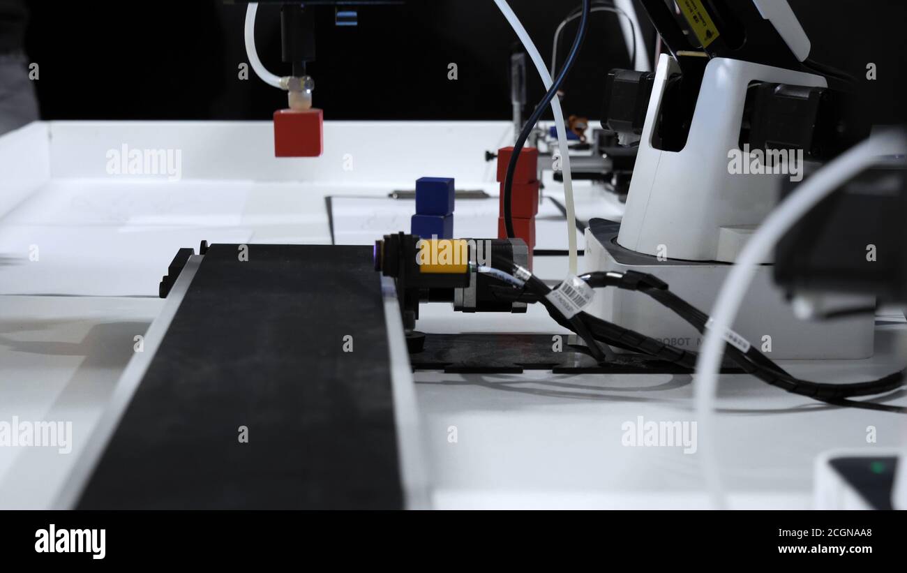 Robot manipolatore movimento cubi giocattolo. Foto Stock