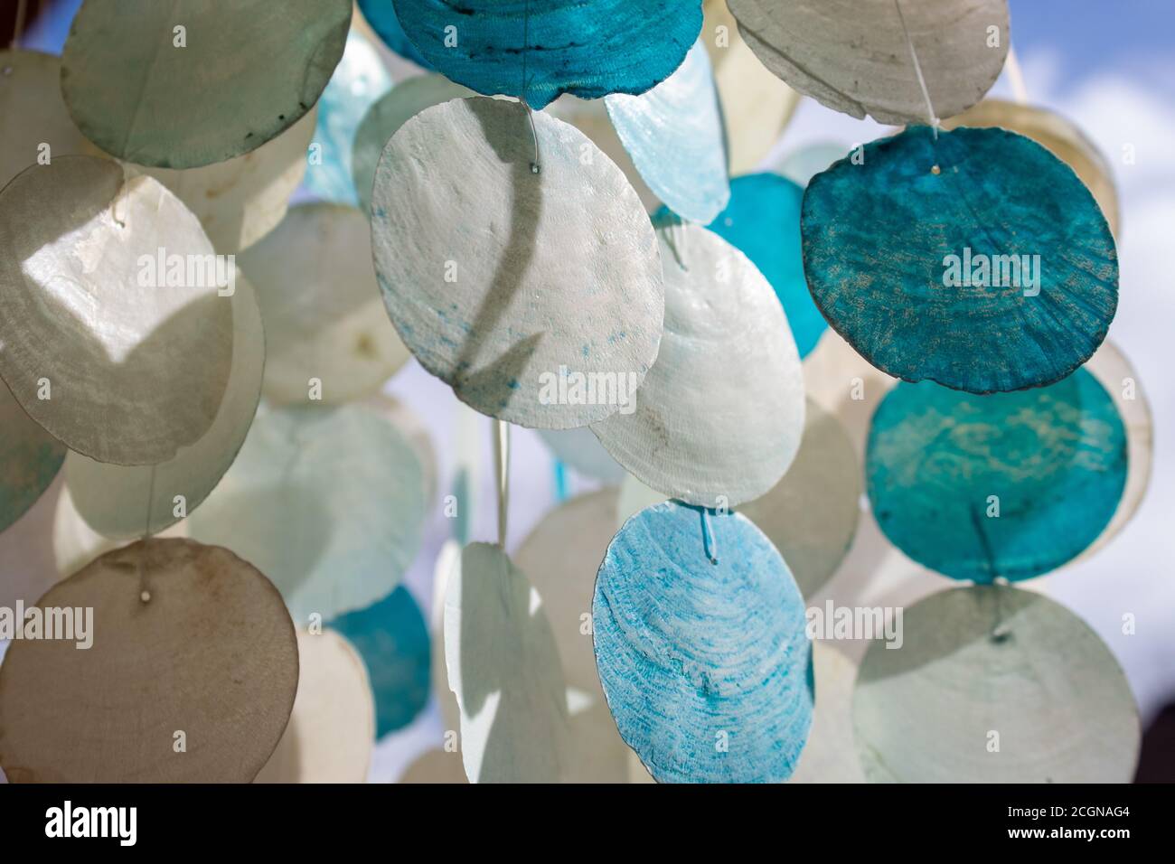 Wind Chimes fatto di lenza e conchiglie. Foto Stock