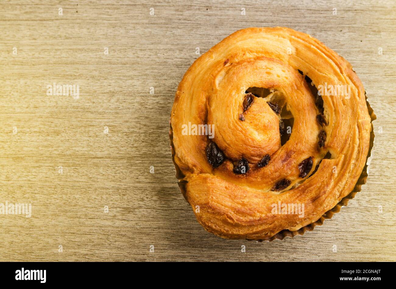 Torta di uvetta su sfondo di legno Foto Stock