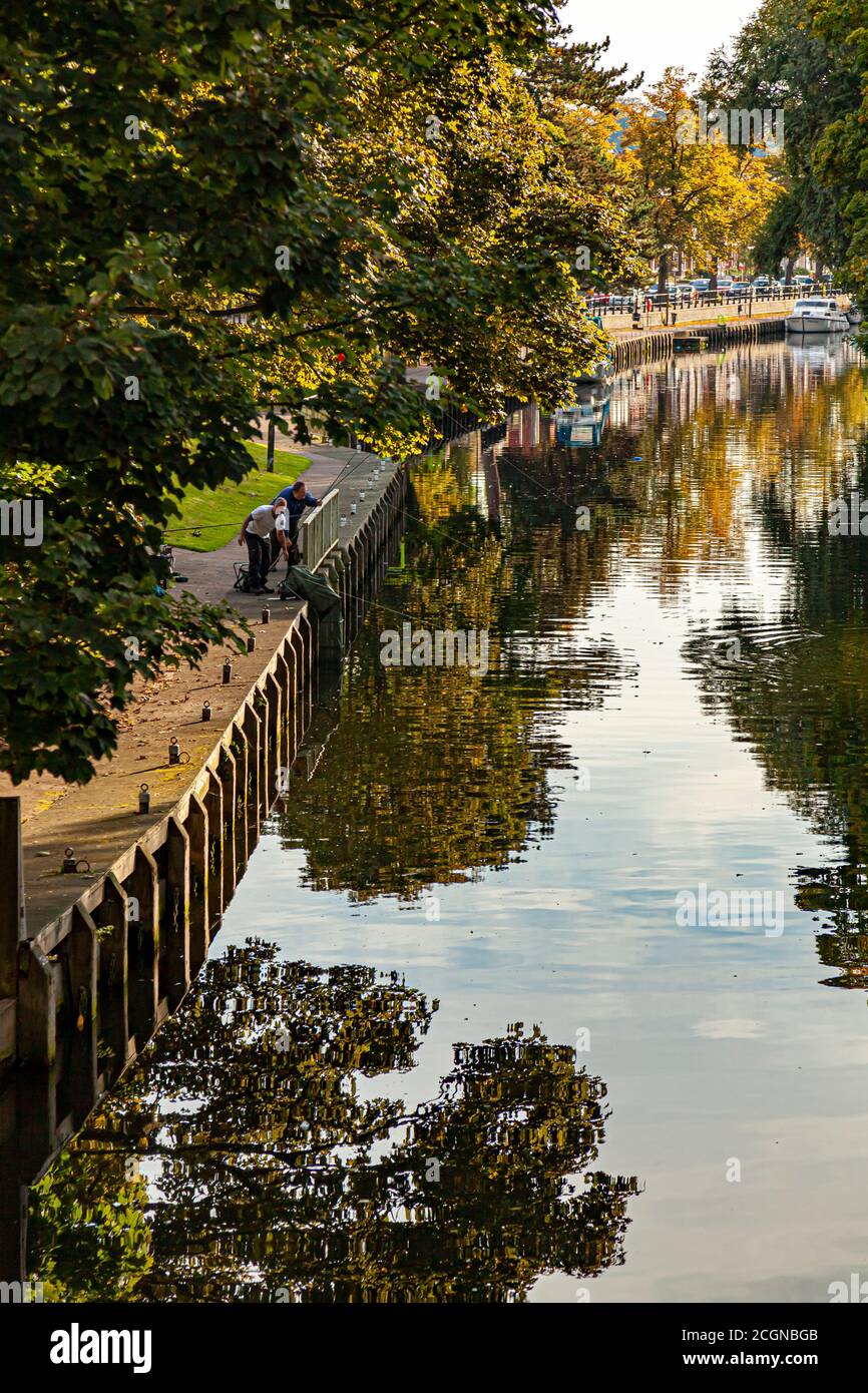 Una scena del fiume Wensum nel centro di Norwich come immaginato dal ponte di fonderia. L'immagine presenta il bellissimo fiume con riflessi di alberi, fiume Foto Stock