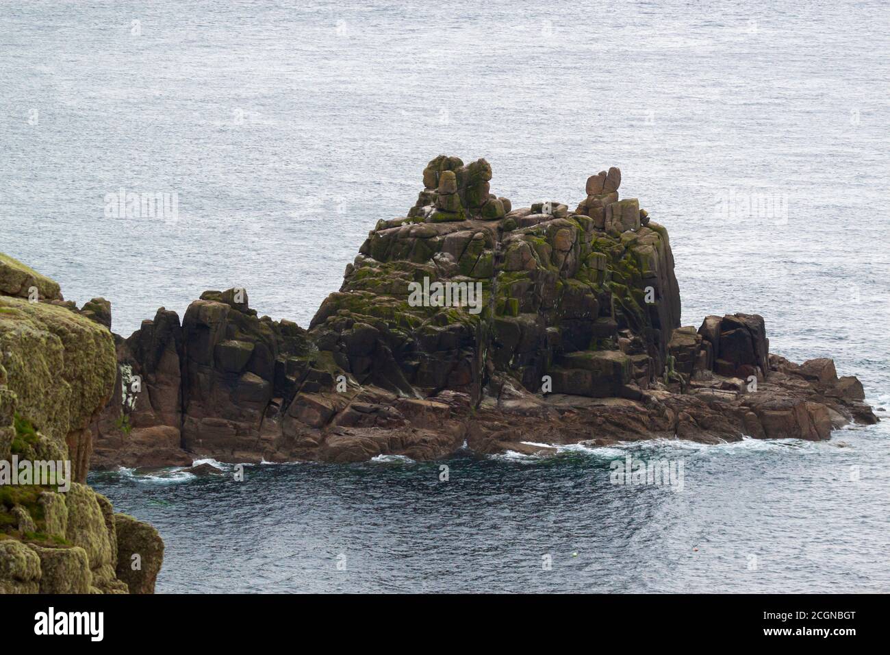 Sulla costa rocciosa atlantica della Cornovaglia, ci sono numerosi promontori con formazioni rocciose panoramiche. Le rocce mussose incrinate sembrano sbalorditive Foto Stock