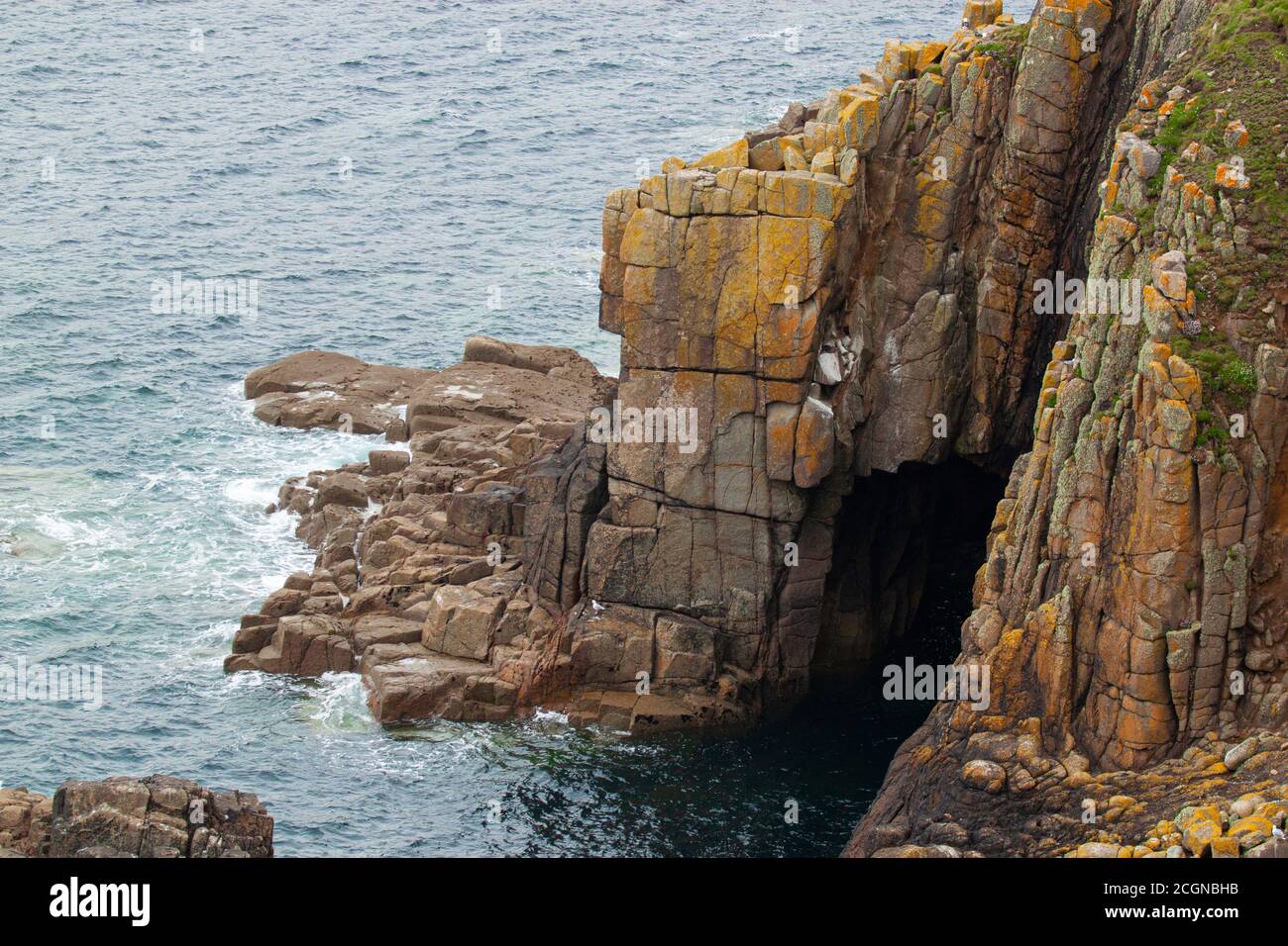 Sulla costa rocciosa atlantica della Cornovaglia, ci sono numerosi promontori con formazioni rocciose panoramiche. Le rocce mussose incrinate sembrano sbalorditive Foto Stock