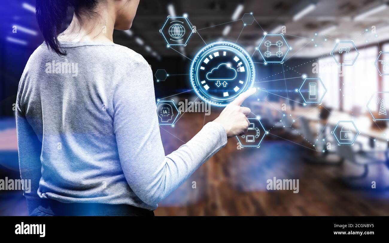 Donna lavora con il cloud computing in ufficio Foto Stock