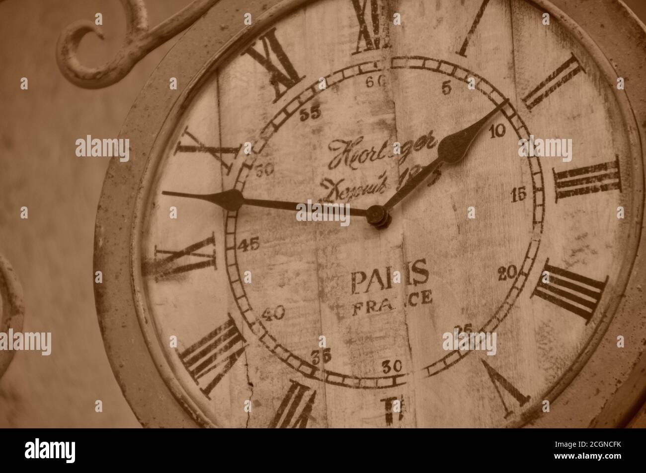 Quadrante con orologio con numeri romani d'aspetto vintage appeso alle pareti esterne, che mostra l'ora e l'arredamento in stile antico del quadrante dell'orologio. Foto Stock