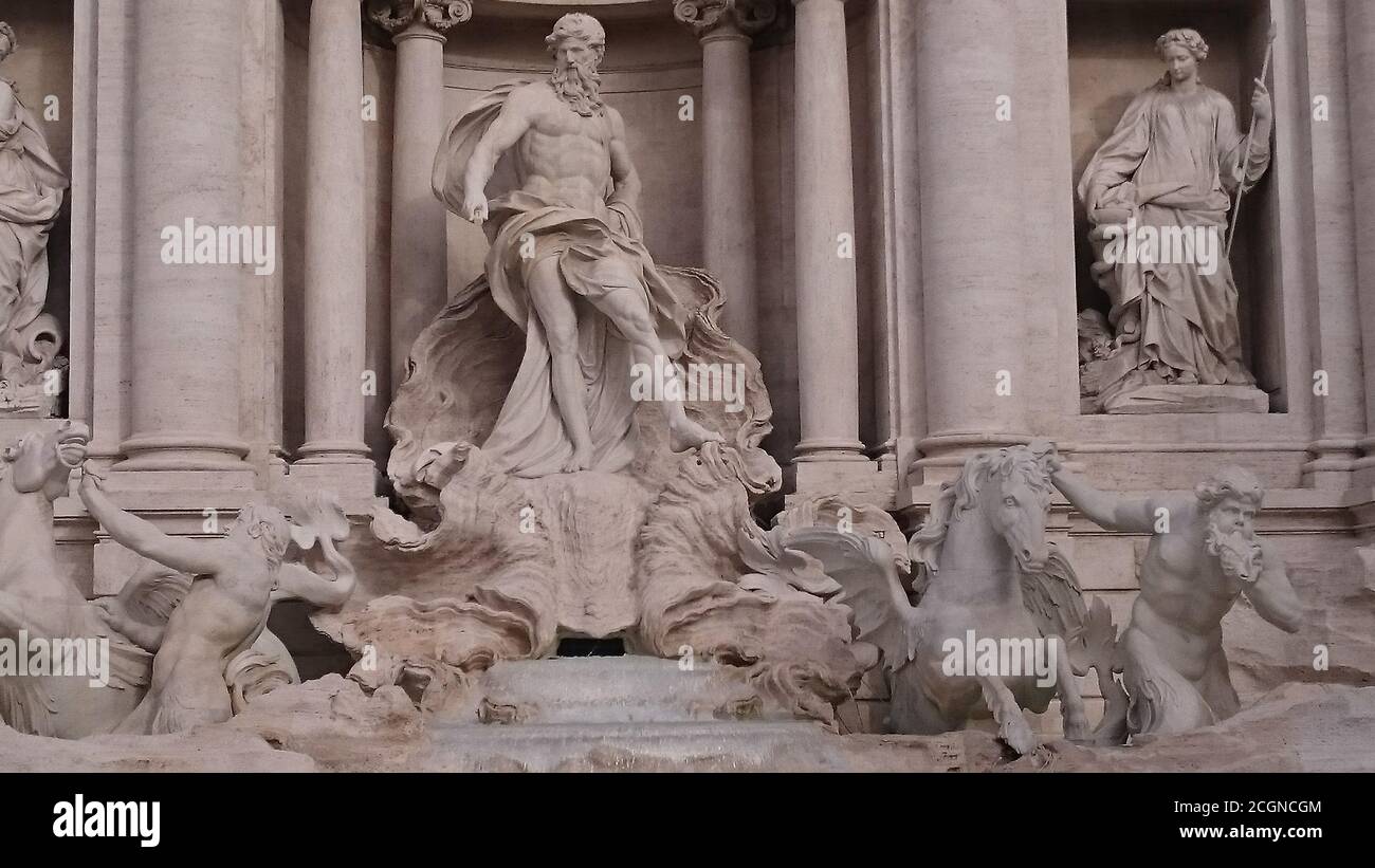Fontana di Trevi progettata dall'architetto italiano Nicola Salvi e completata nel 1762 da Giuseppe Pannini. Situato a Trevi, Roma. Foto Stock