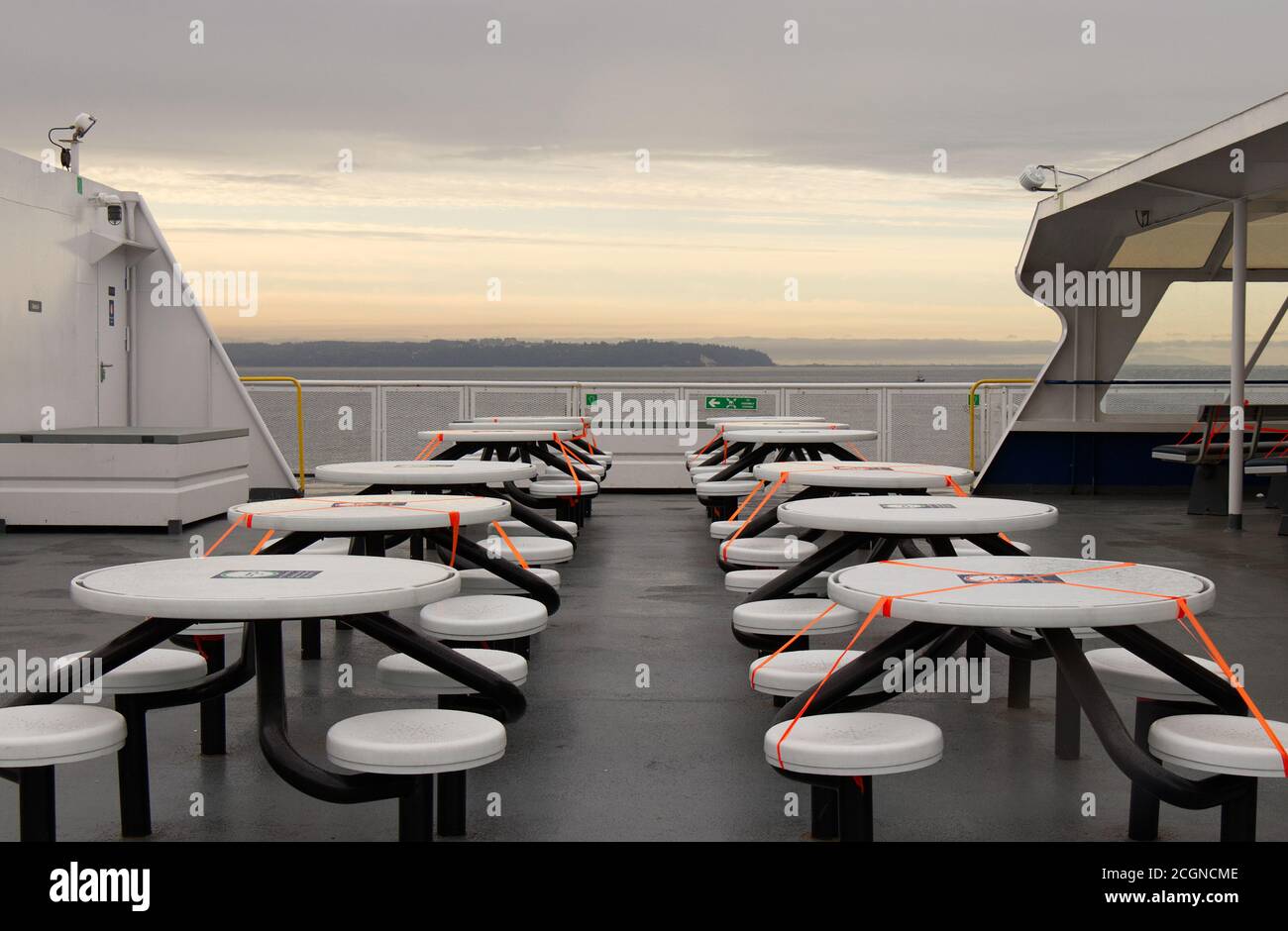 Vancouver, Canada - Luglio 16,2020: Concetto di distanza fisica. I lavoratori della BC Ferries mantengono lo spazio tra i sedili per evitare di diffondere il COVID-19 a bordo Foto Stock