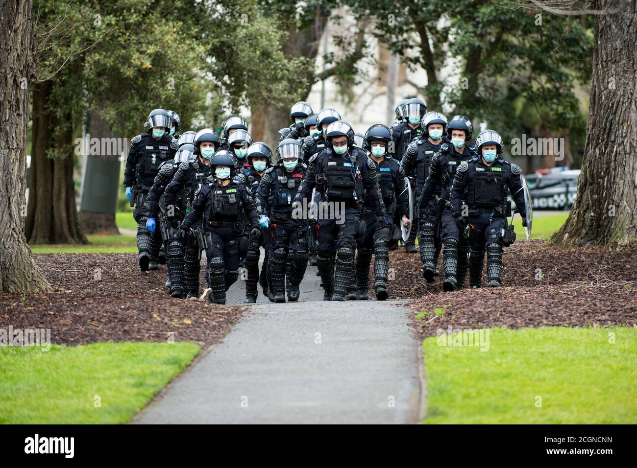 Melbourne, Australia 12 Set 2020, la polizia di Riot si trasferì nei Fitzroy Gardens per far testa ai dimostranti che avevano progettato una protesta contro la maschera e contro il blocco online nel parco di Melbourne Australia. Credit: Michael Currie/Alamy Live News Foto Stock