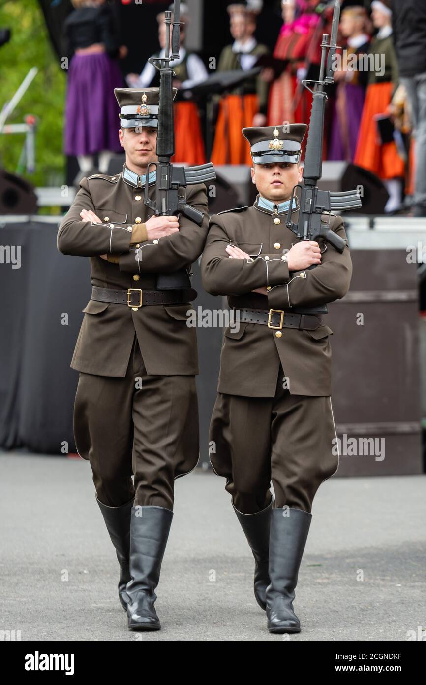 RIGA, LETTONIA - 4 MAGGIO 2019: Cambio della guardia dei soldati al Monumento della libertà Foto Stock