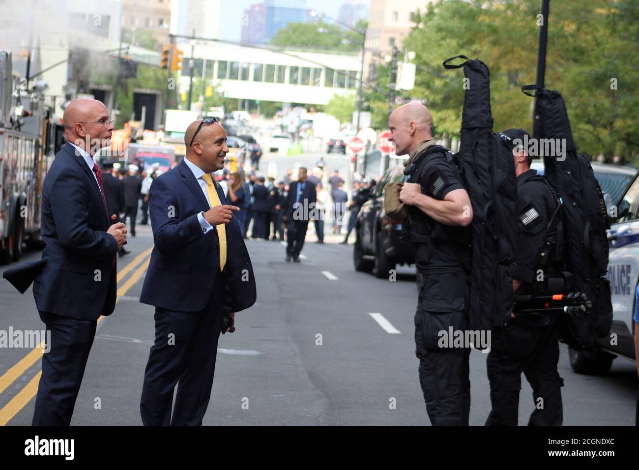 New York, New York, Stati Uniti. 10 settembre 2020. In un contesto senza precedenti dovuto a Covid-19 e nonostante una apparente tregua, la commemorazione degli attentati del 9/11 ha preso una svolta politica a New York. Questi tutti vestiti in cecchini neri contribuiscono alla protezione del Vice Presidente Mike Pence che ha tenuto un discorso davanti agli organizzatori della cerimonia accanto al Memorial. Allo stesso tempo, Joe Biden ha partecipato al diciannovesimo anniversario commemorativo sulla spianata dove gli operatori di al Qaeda hanno distrutto il World Trade Center con due jet dirottati. I due rivali si incontrarono brevemente quando Mike PE Foto Stock