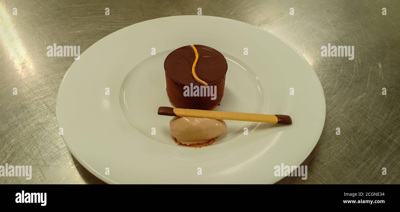 torta di mousse al cioccolato con gelato alla nocciola su un piatto da portata Foto Stock