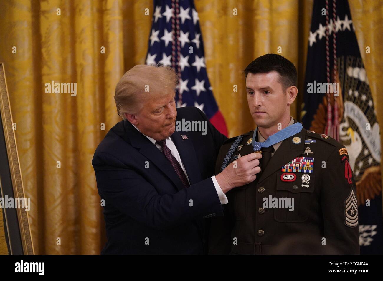 Il presidente degli Stati Uniti Donald Trump, al centro, presenta la Medaglia d'onore al Sergente maggiore Thomas Payne, l'esercito degli Stati Uniti, a sinistra, nella stanza orientale della Casa Bianca a Washington, DC il 11 settembre 2020. Payne è il primo membro vivente della Delta Force a ricevere la Medaglia d'onore. Credit: Chris Kleponis/Pool via CNP /MediaPunch Foto Stock