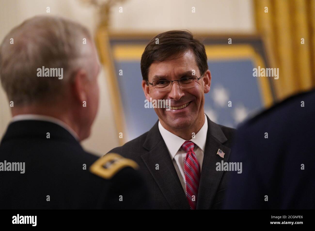 Il Segretario della Difesa degli Stati Uniti, Mark T. Esper, partecipa alla cerimonia in cui il Presidente degli Stati Uniti Donald J. Trump ha presentato la Medaglia d'onore al Sergente maggiore Thomas Payne, esercito degli Stati Uniti, nella Sala Est della Casa Bianca a Washington, DC, il 11 settembre 2020. Payne è il primo membro vivente della Delta Force a ricevere la Medaglia d'onore. Credit: Chris Kleponis/Pool via CNP /MediaPunch Foto Stock