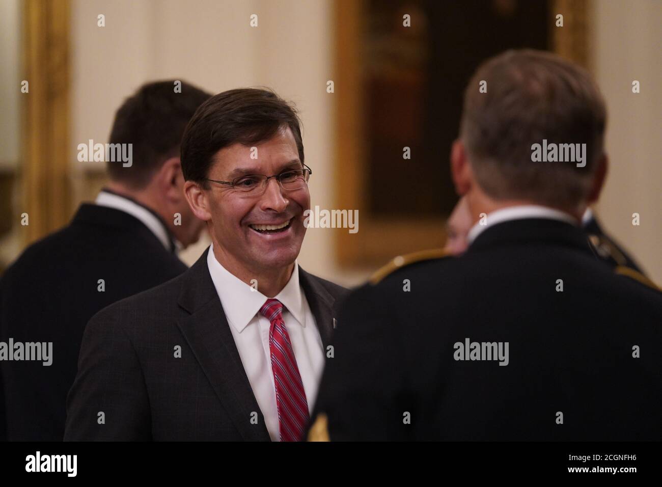 Il Segretario della Difesa degli Stati Uniti, il Dr. Mark T. Esper, partecipa alla cerimonia in cui il Presidente degli Stati Uniti Donald J. Trump presenterà la Medaglia d'onore al Sergente maggiore Thomas Payne, l'Esercito degli Stati Uniti nella Sala Est della Casa Bianca a Washington, DC, il 11 settembre 2020. Payne è il primo membro vivente della Delta Force a ricevere la Medaglia d'onore. Credit: Chris Kleponis/Pool via CNP /MediaPunch Foto Stock