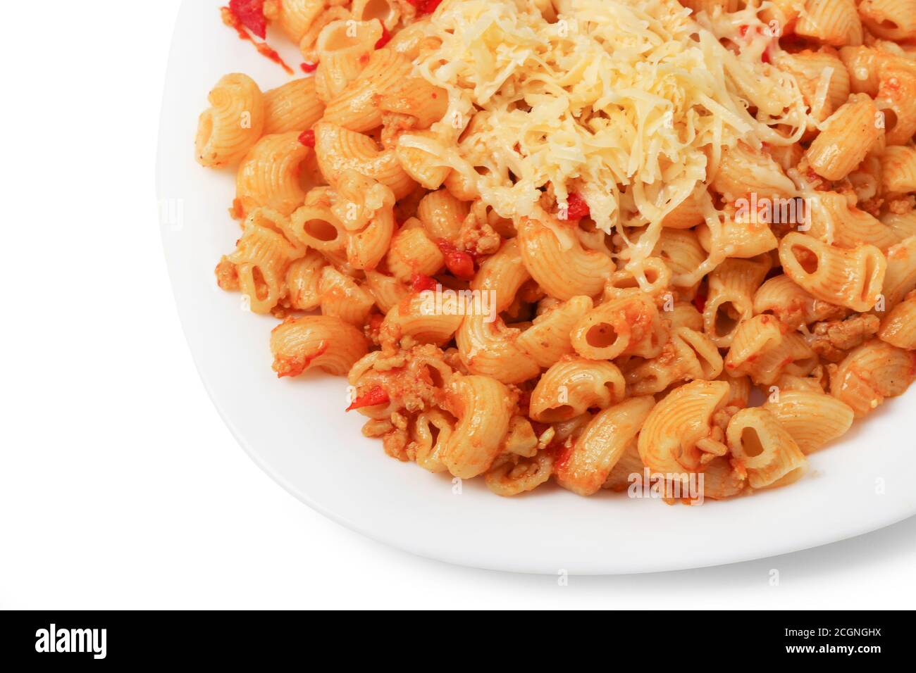Pasta fritta con carne tritata e pomodori, cosparsa di formaggio grattugiato su un piatto Foto Stock