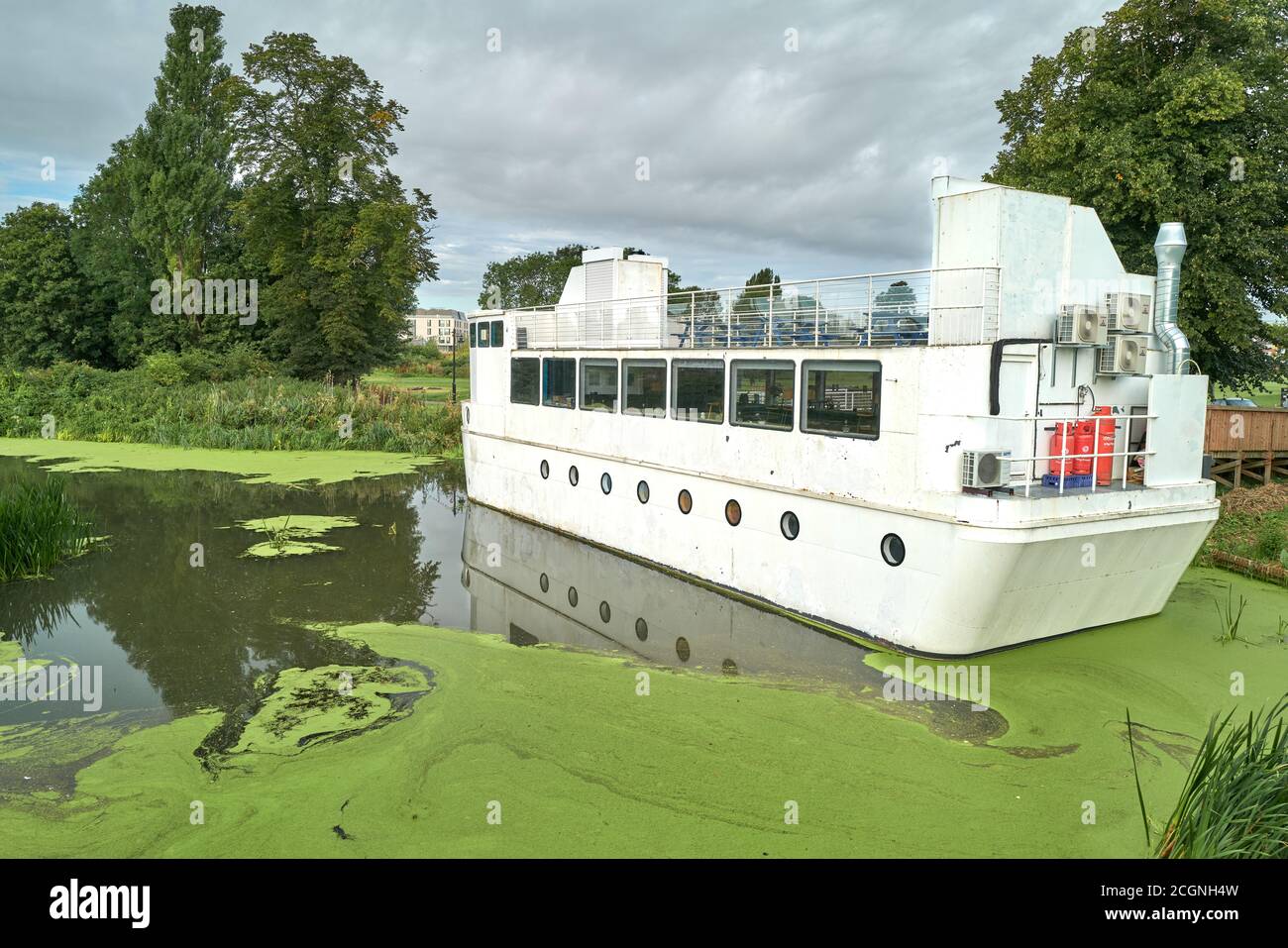 Il battello ristorante galleggiante 'Ark' sul fiume Nene a Midsummer Meadow, Northampton, Inghilterra, chiuso a causa della crisi del coronavirus, agosto 2020. Foto Stock