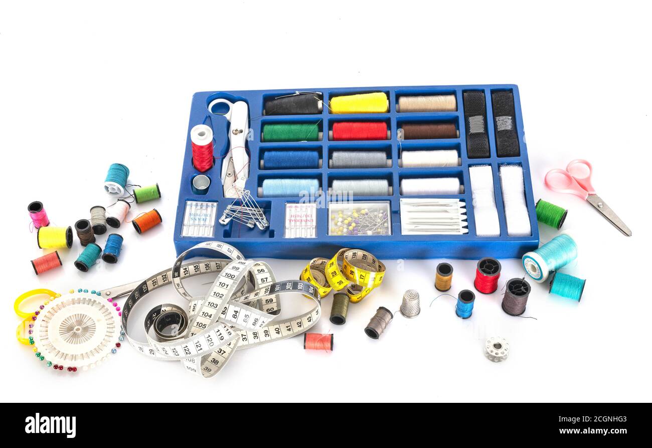 Accessori per cucire davanti a uno sfondo bianco Foto Stock