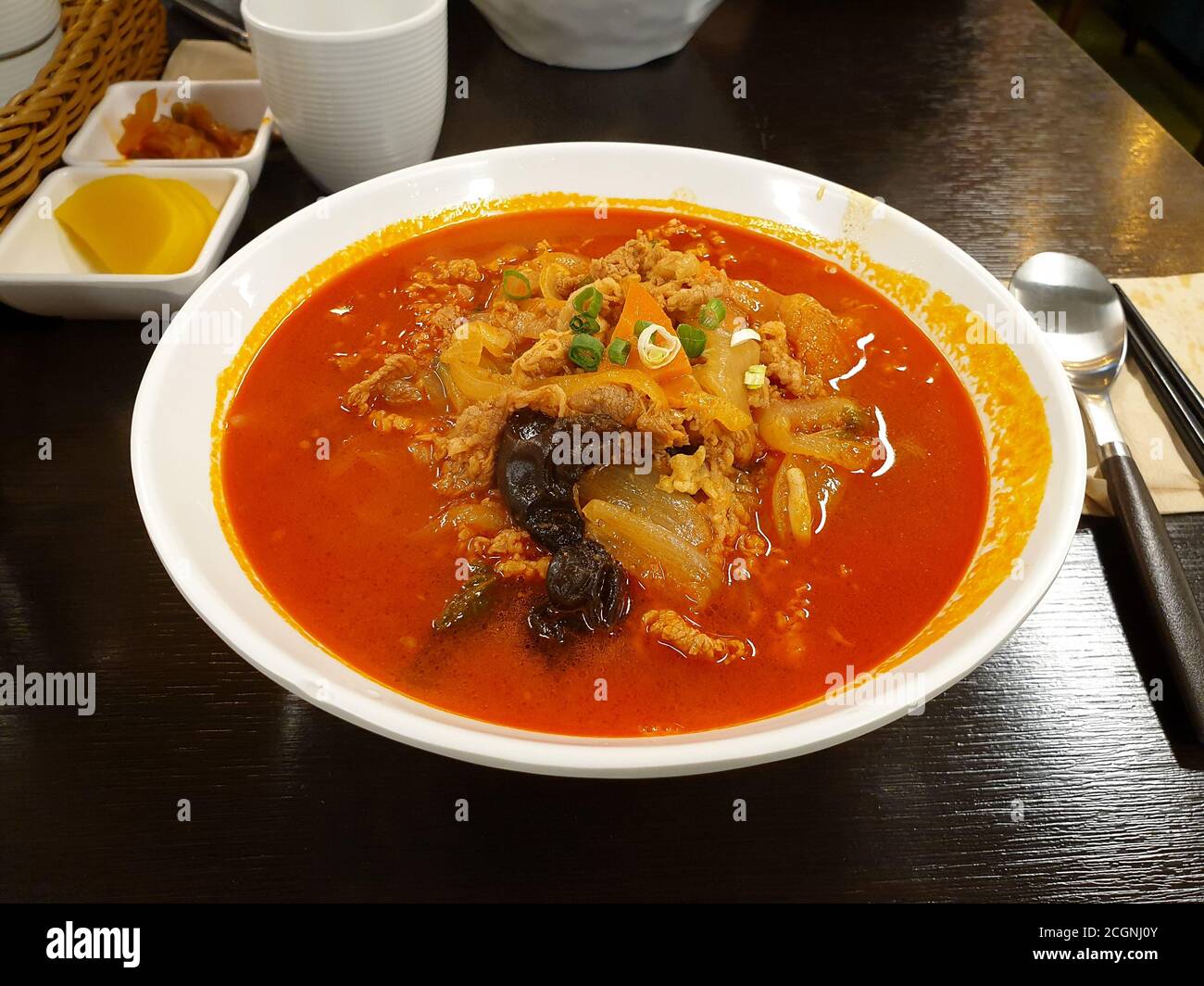 Jampong, zuppa di noodle coreana con brodo rosso e piccante a base di pesce aromatizzato con peperoncino in polvere. Cucina cinese in stile coreano. Foto Stock