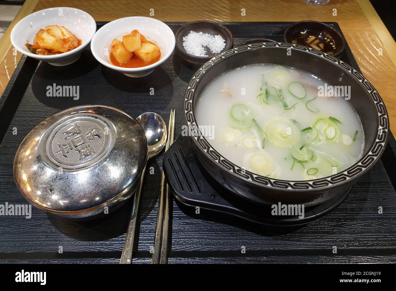 Seoul, Corea del Sud - Seolleongtang, o zuppa di ossa di bue. Zuppa di brodo coreano a base di ossa di bue, brisket e altri tagli. Set con riso e Kimchi. Foto Stock