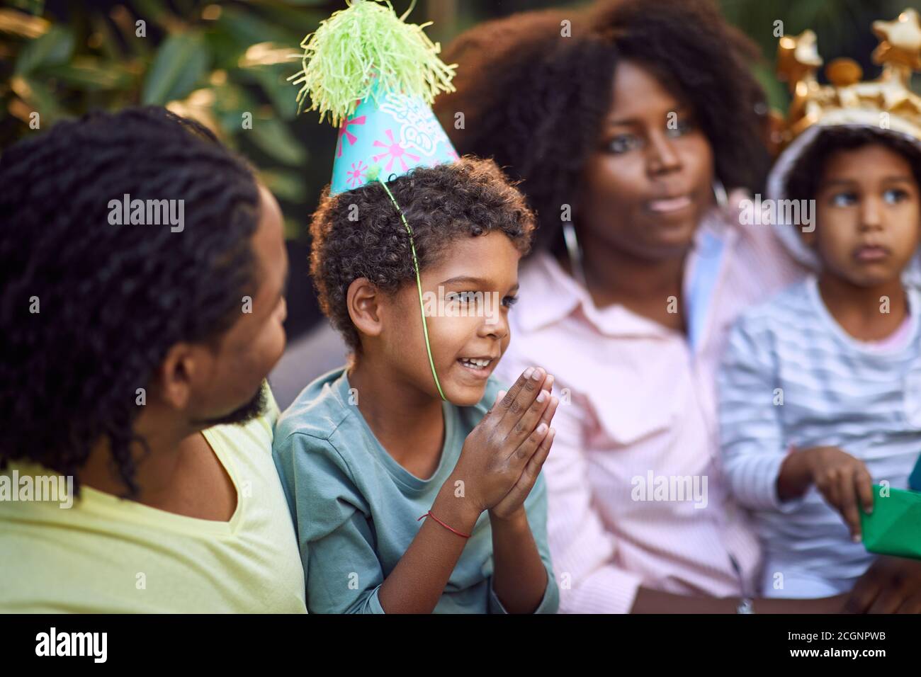 la famiglia afro-americana si è riunita in festa di compleanno Foto Stock