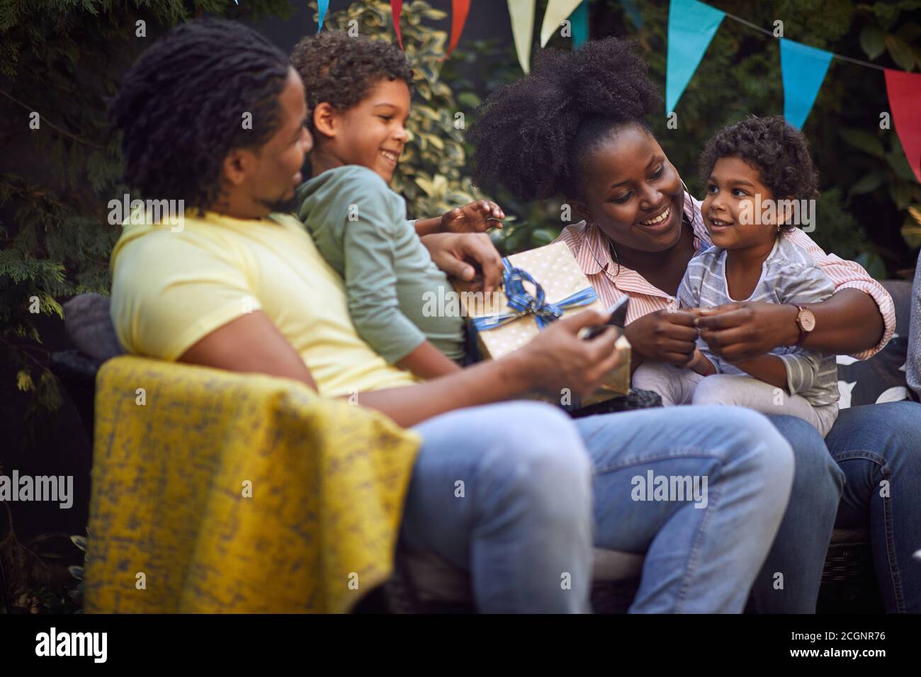 radunò una famiglia afro-americana alla festa di compleanno, sedendosi insieme Foto Stock