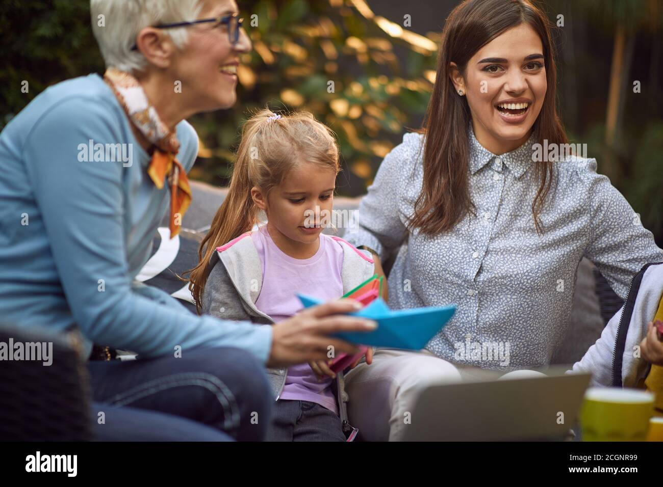 concetto di tre generazioni: bambina con la madre e la nonna Foto Stock