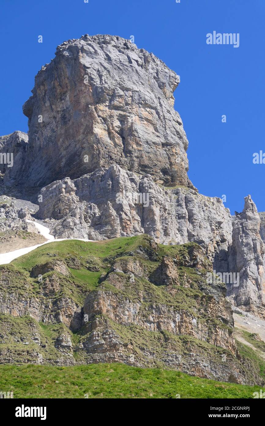 Suggestiva montagna quadrata e cima al Passo di Klausen in Le Alpi svizzere nel cantone di Uri Foto Stock