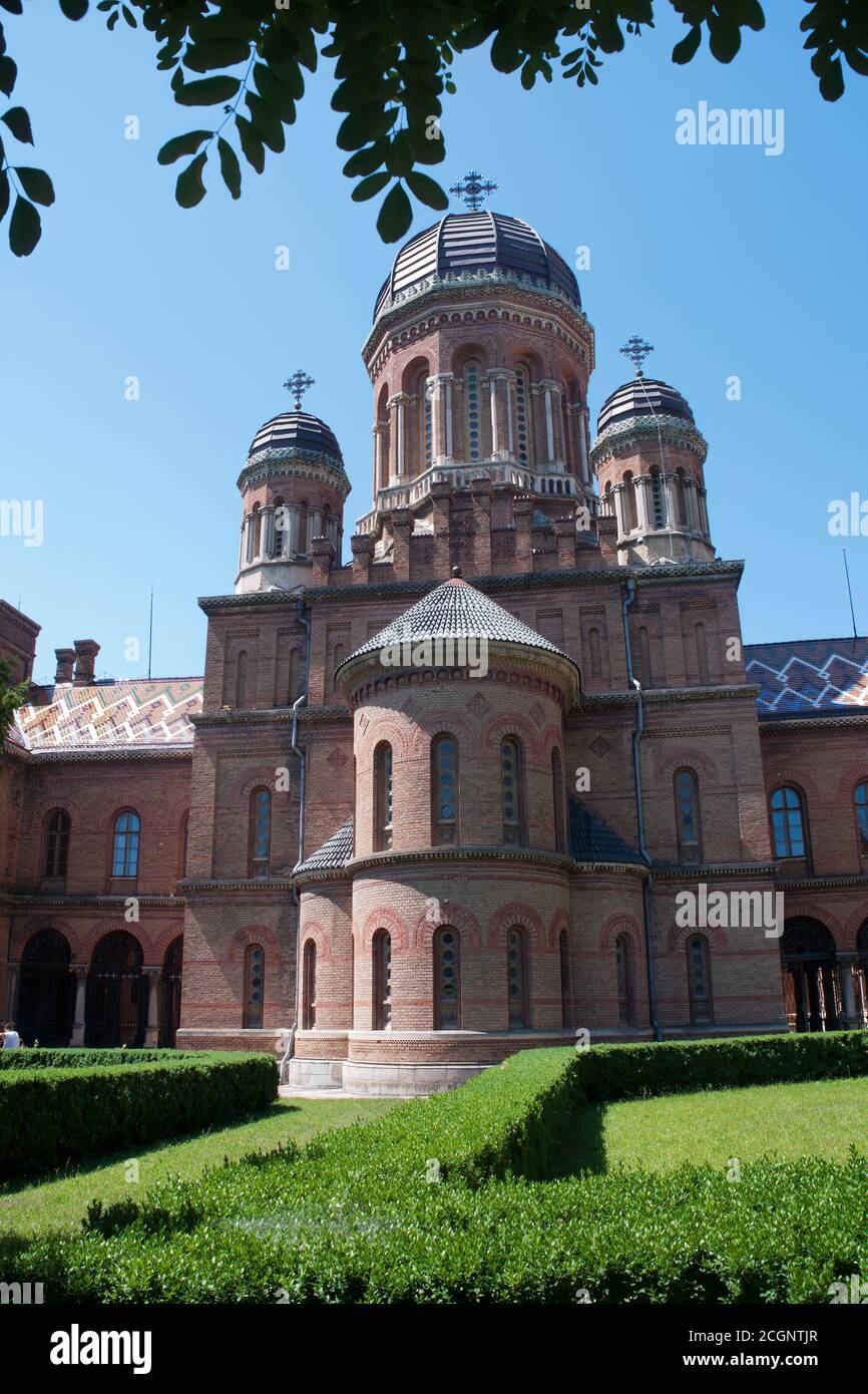 Chernivtsi Ucraina, vista della chiesa universitaria dal giardino Foto Stock