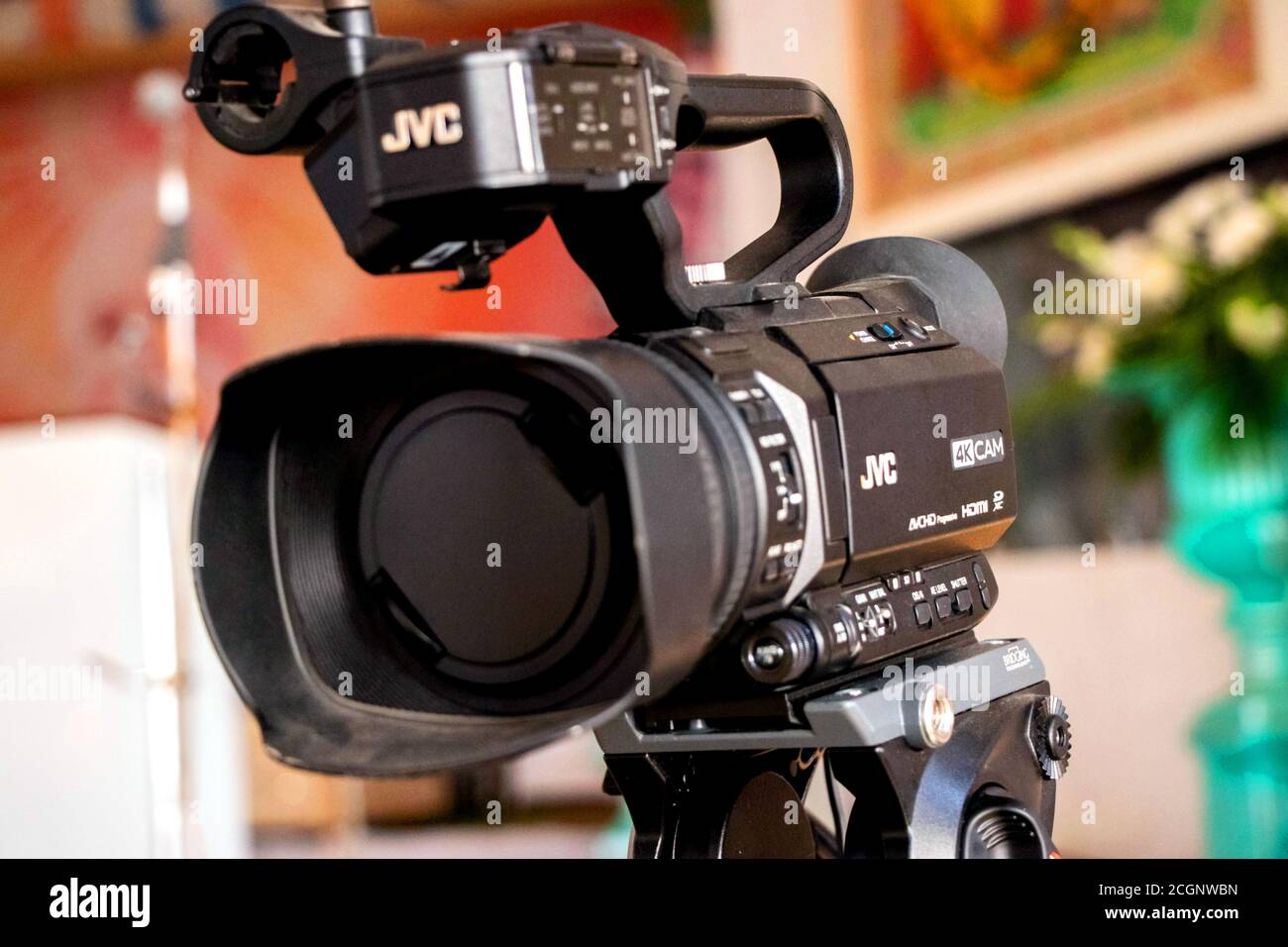 Dicembre 2018. delhi, india. Una videocamera su un treppiede è preparata per la registrazione del report. Editoriale. Foto Stock