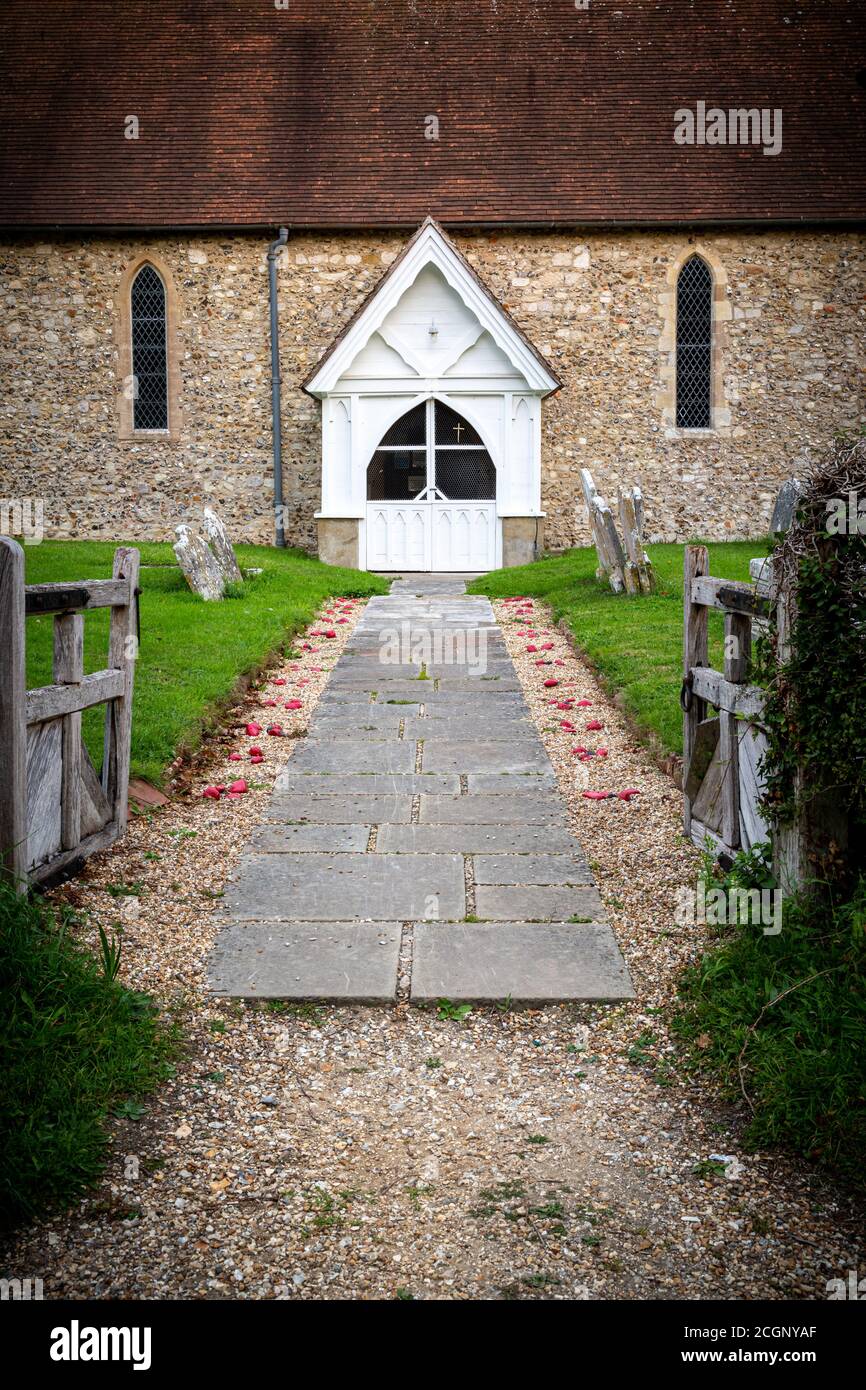 porte di legno di una chiesa con un sentiero che conduce a. porte della chiesa Foto Stock