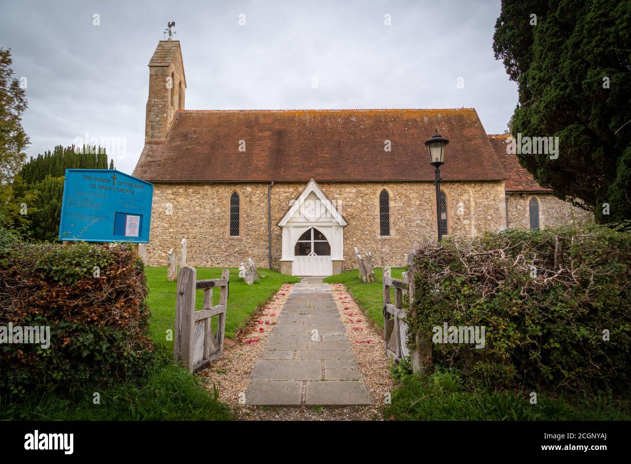 L'ingresso alla chiesa di St Mary a Chidham West Sussex, Regno Unito, UNA tipica chiesa inglese Foto Stock