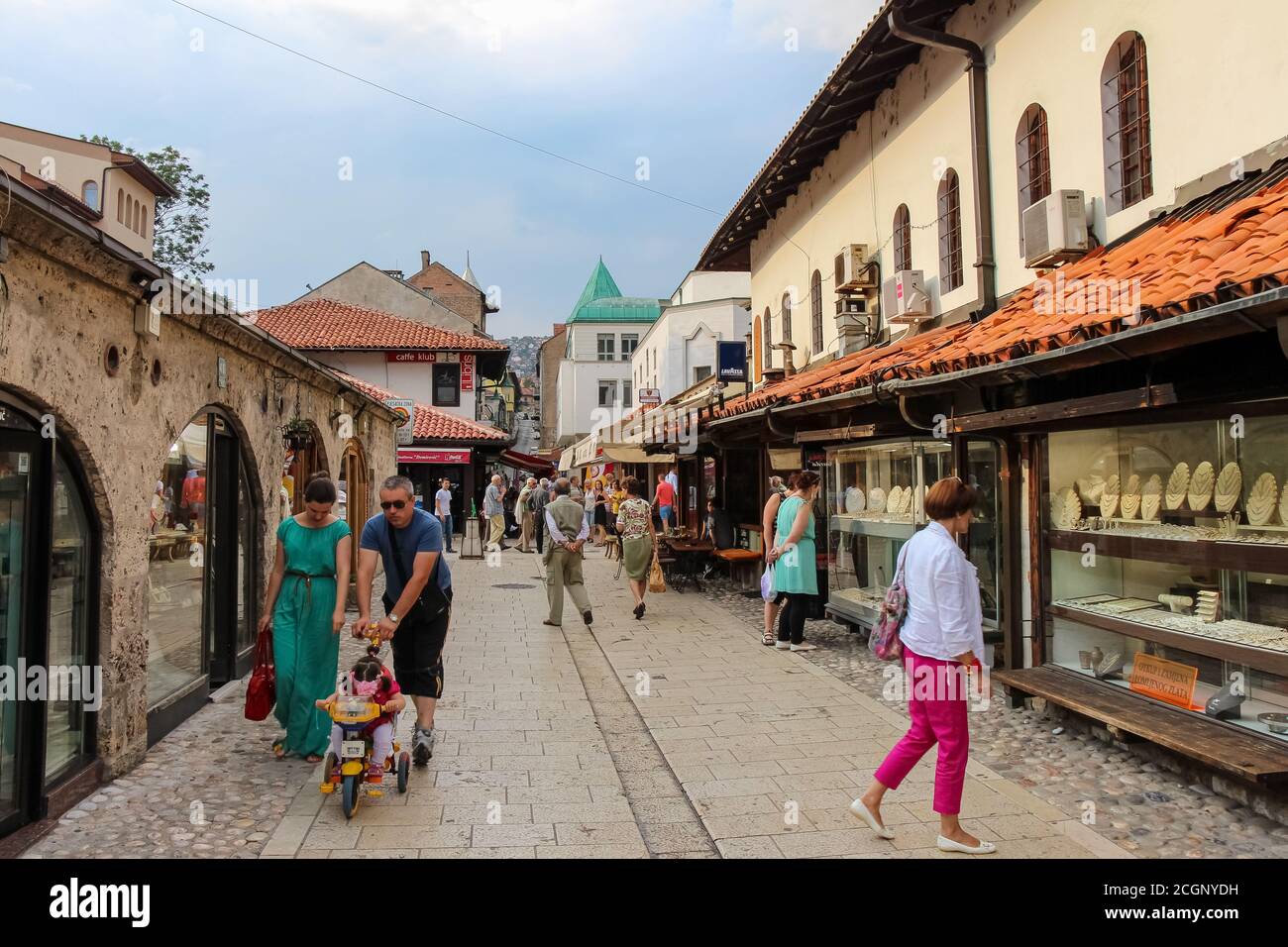 Sarajevo, Bosnia-Erzegovina - 3 luglio 2018: Via Gazi Husrev-begova nel quartiere storico di Bascarsija, città vecchia Sarajevo, Bosnia Foto Stock