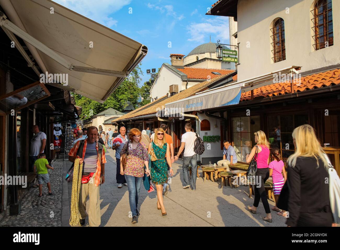 Sarajevo, Bosnia-Erzegovina - 3 luglio 2018: Via Saraci nel quartiere storico di Bascarsija, città vecchia Sarajevo, Bosnia e Herzegov Foto Stock