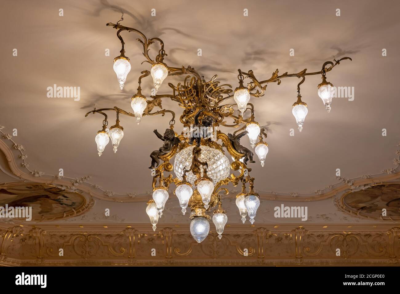 Chandalier in Herbst Palace Museum a Lodz, Polonia, residenza del 19 ° secolo, Neo-Renaissance palazzo. Foto Stock