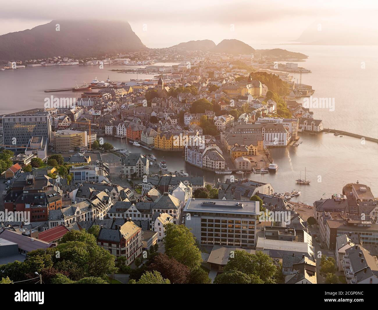 Vista villaggio Alesund in serata, vista dall'alto verso la città vecchia e il porto, Haze, Alesund, More og Romsdal, Norvegia Foto Stock