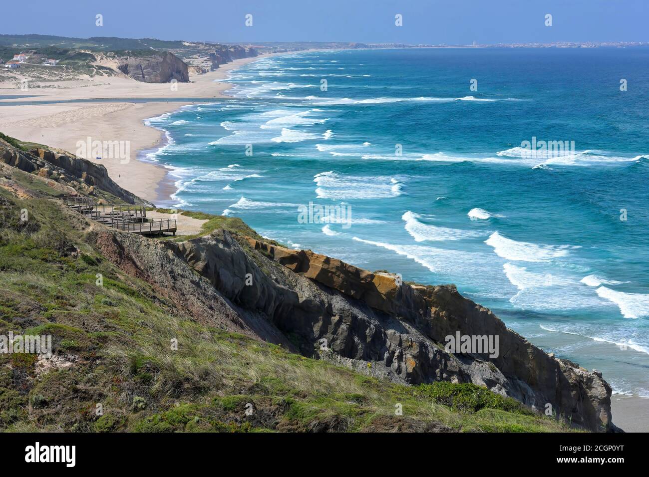 Aspra costa rocciosa dell'Atlantico, Foz de Arelho, distretto di Leiria, Portogallo Foto Stock