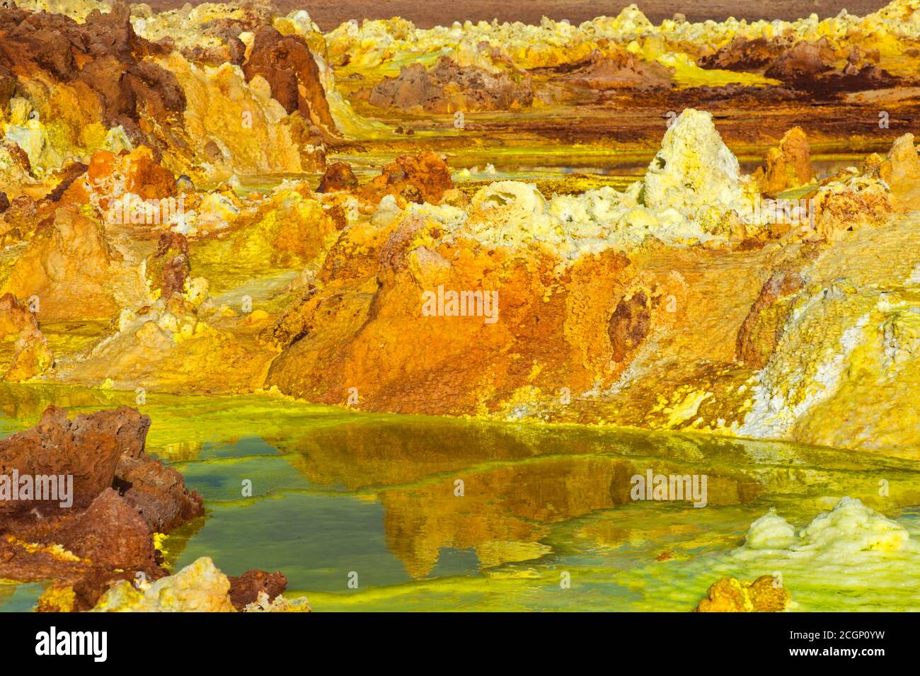 Strutture saline in una piscina di salamoia acida altamente saturata, zona geotermica di Dallol, deserto di Danakil, Triangolo di Afar, Etiopia Foto Stock