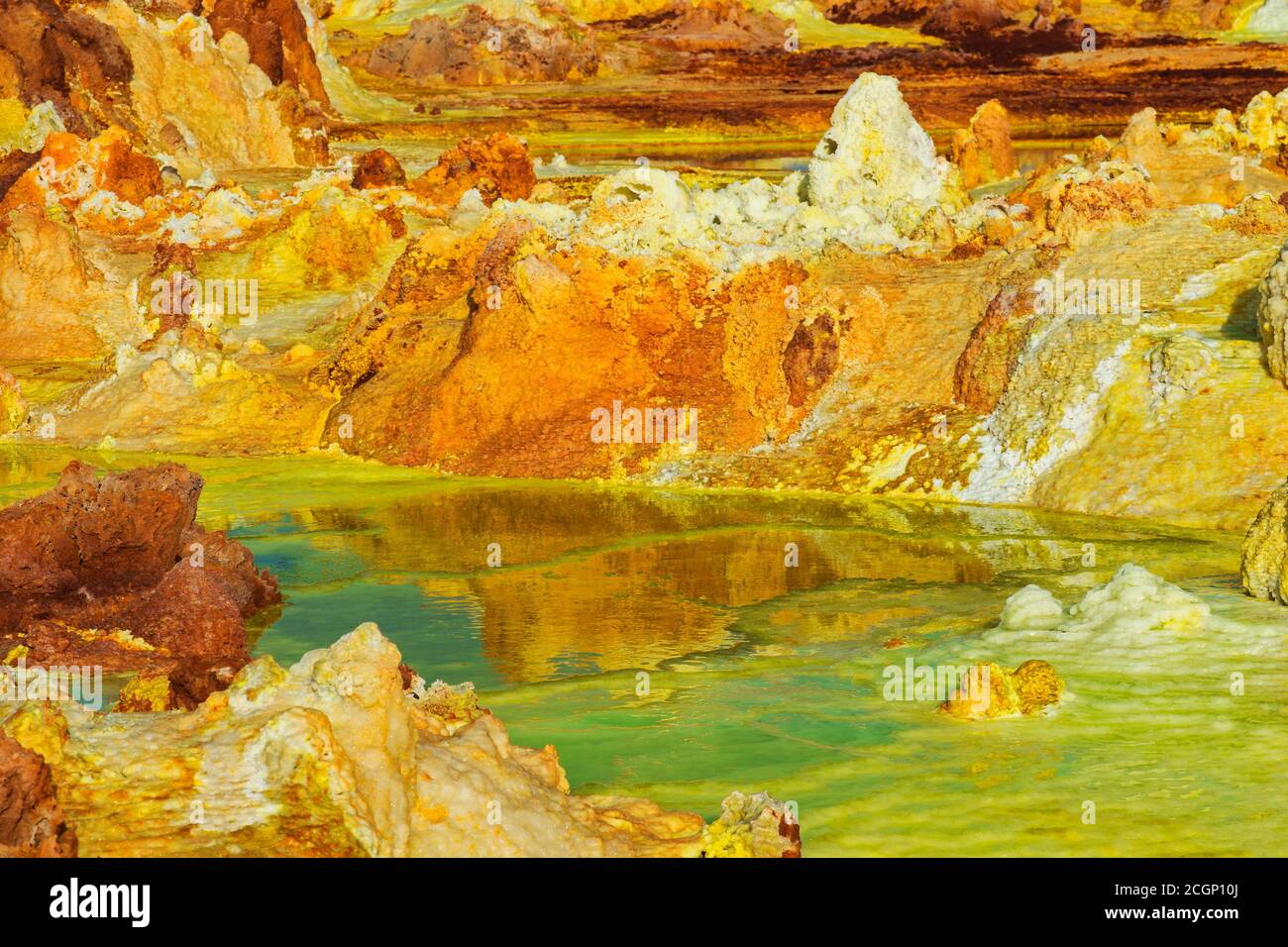 Strutture saline in una piscina di salamoia acida altamente saturata, zona geotermica di Dallol, deserto di Danakil, Triangolo di Afar, Etiopia Foto Stock