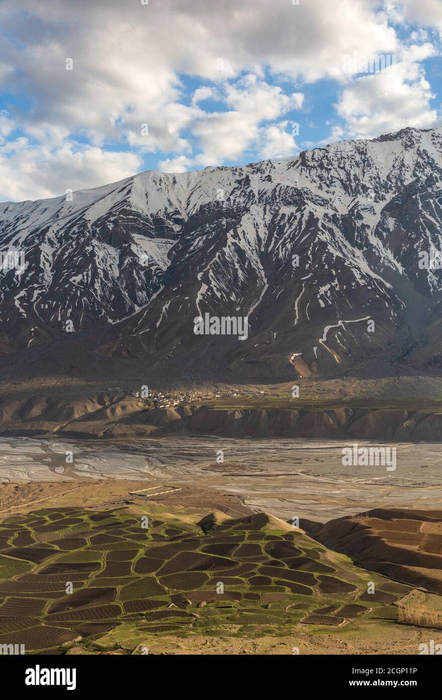 Montagne ricoperte di neve nella Valle di Spiti, Himachal Pradesh, India Foto Stock