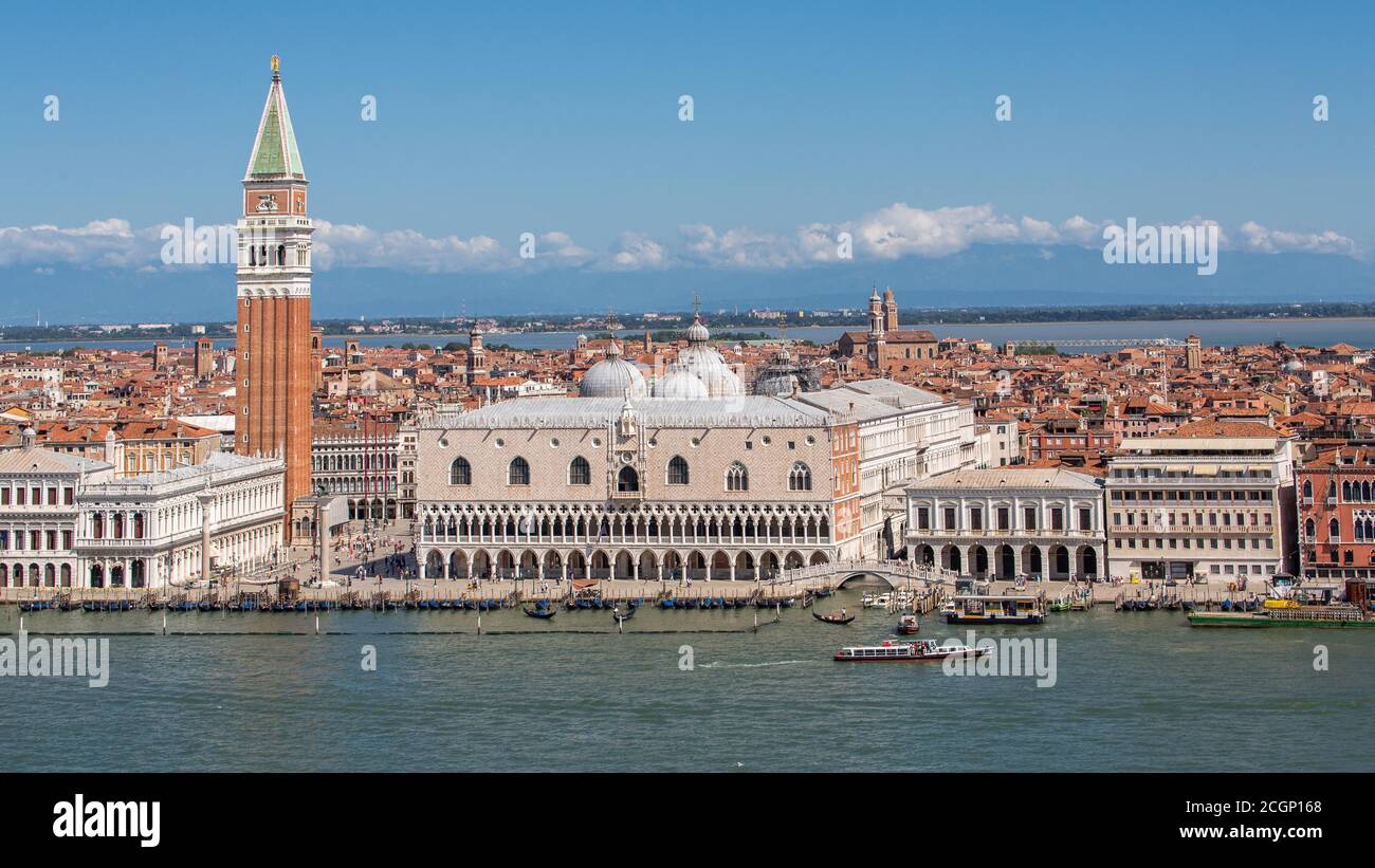 Vista di Piazza San Marco dall'acqua, con Palazzo Ducale e Campanile di San Marco, Alpi, Venezia, Italia sullo sfondo Foto Stock