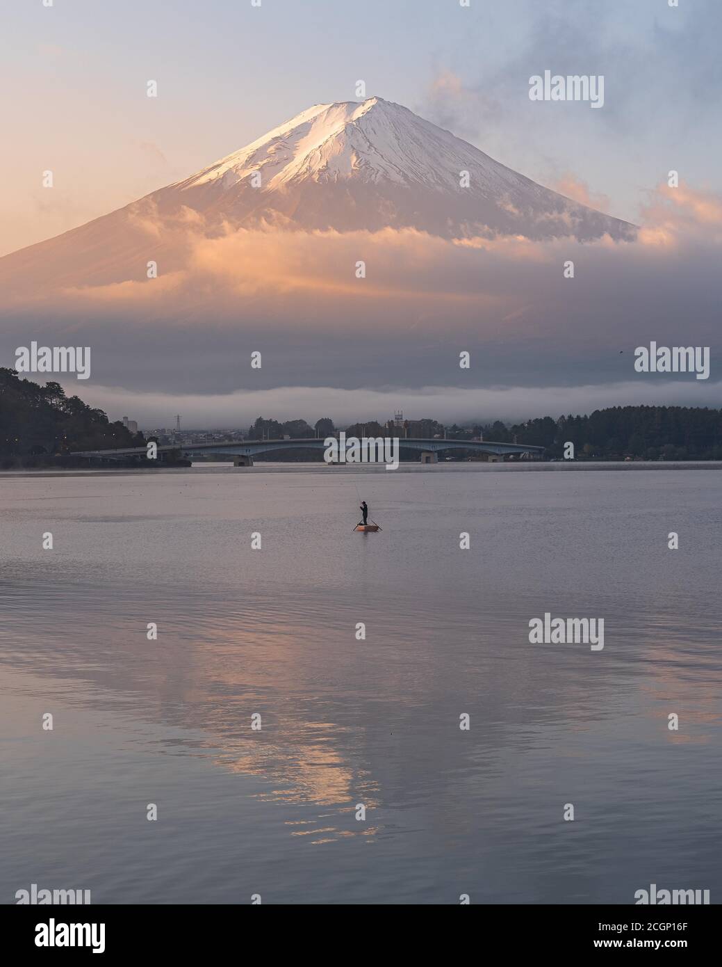 Pescatore singolo sul lago Kawaguchiko, Giappone Foto Stock