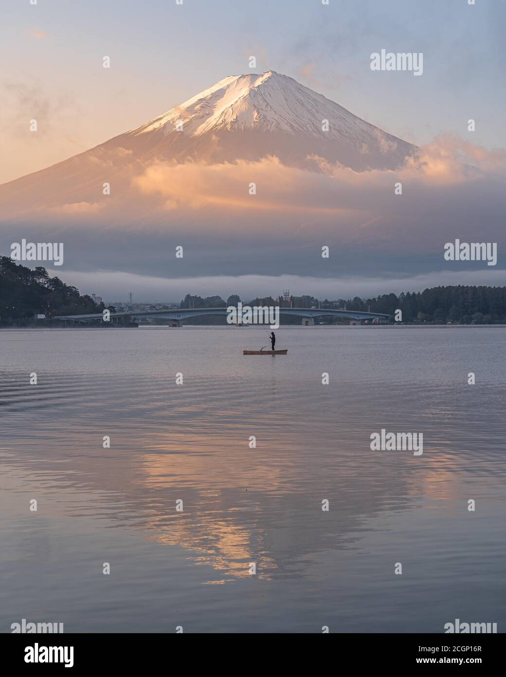 Pescatore singolo sul lago Kawaguchiko, Giappone Foto Stock