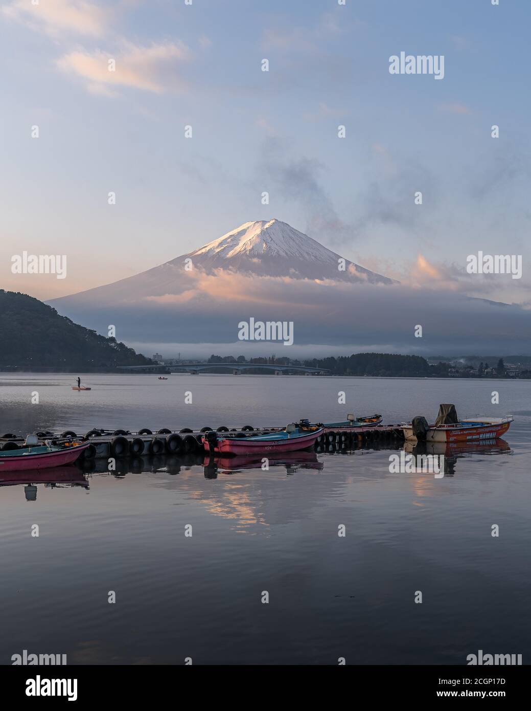 Molo sul lago Kawaguchiko, Giappone Foto Stock