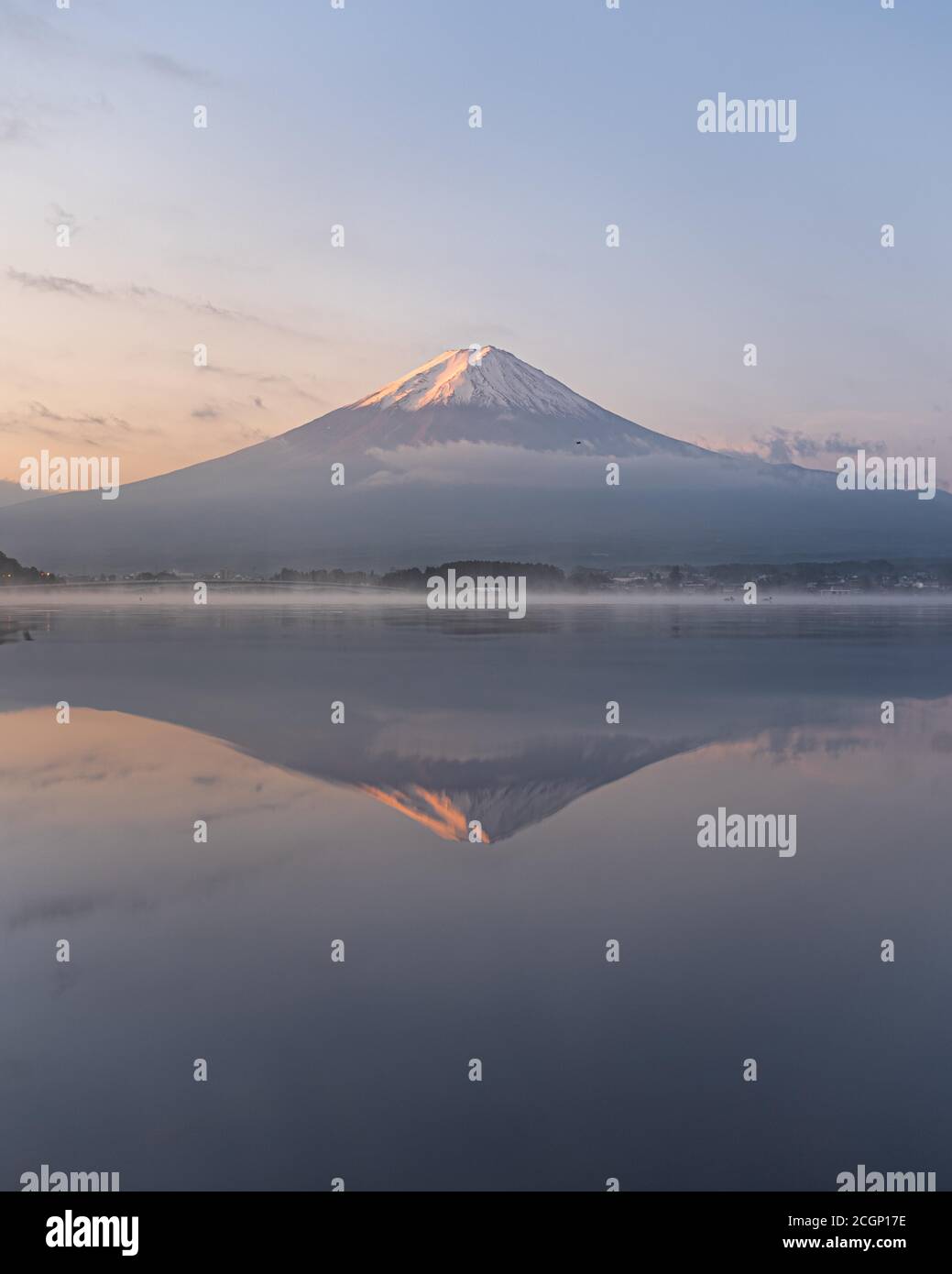 Monte Fuji all'alba, Lago Kawaguchiko, Giappone Foto Stock